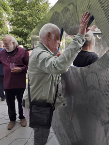 908915 Portret van Jan Achterberg die blind is bij het zojuist onthulde Gastarbeidersmonument in het Majellapark te ...